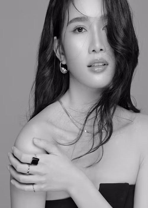 Phương Anh là mỹ nhân học giỏi. Cô thành thạo tiếng Anh và tiếng Pháp. Người đẹp từng đoạt huy chương vàng Olympic môn tiếng Pháp năm 2014, giải nhất thành phố môn tiếng Pháp năm 2014, giải 3 học sinh giỏi quốc gia môn tiếng Pháp năm 2016 và có chứng chỉ IELTS 8.0. Ảnh: FB Phương Anh