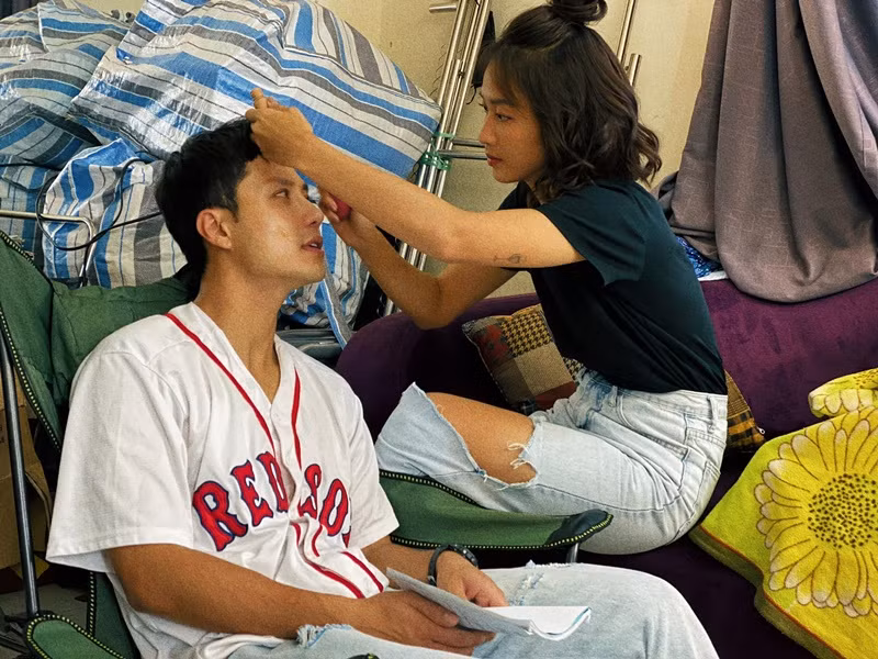 Thanh Sơn phủ nhận nghi vấn phim giả tình thật với Khả Ngân. Theo Thanh Sơn, sự tương tác trên mạng xã hội nếu có chỉ nhằm mục đích làm tăng "phản ứng hóa học" của hai diễn viên khi đóng phim. Ảnh: FB Thanh Sơn