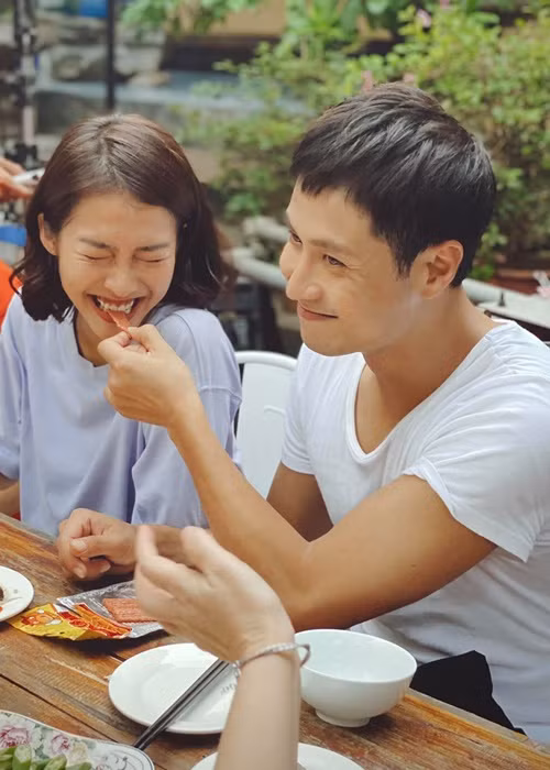 Mới đây, trong cuộc phỏng vấn với Pháp luật và bạn đọc, Thanh Sơn một lần nữa khẳng định anh và Khả Ngân không hẹn hò. “Hiện tại Ngân đã về Sài Gòn, 2 đứa cũng có những kế hoạch của riêng mình. Bản thân tôi đang ngồi tại Hà Nội chỉ hy vọng sẽ được hợp tác với Ngân trong dịp nào đó thôi”, anh nói. Ảnh: FB Thanh Sơn