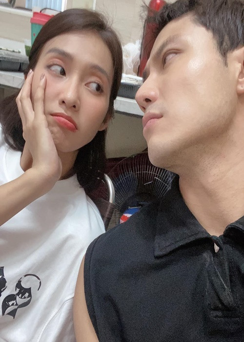 Khả Ngân từng chia sẻ trên Dân Việt, tình cảm giữa cô và Thanh Sơn chỉ là đồng nghiệp. Theo Khả Ngân, sự gần gũi và thân thiết giữa cô với Thanh Sơn giúp cả hai vào vai tự nhiên hơn nhưng điều đó không có nghĩa là cả hai có tình yêu lứa đôi. Ảnh: FB Thanh Sơn