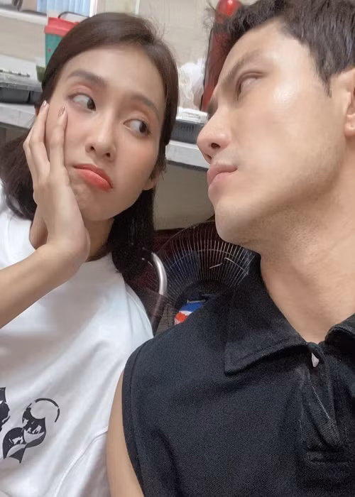 Khả Ngân từng chia sẻ trên Dân Việt, tình cảm giữa cô và Thanh Sơn chỉ là đồng nghiệp. Theo Khả Ngân, sự gần gũi và thân thiết giữa cô với Thanh Sơn giúp cả hai vào vai tự nhiên hơn nhưng điều đó không có nghĩa là cả hai có tình yêu lứa đôi. Ảnh: FB Thanh Sơn