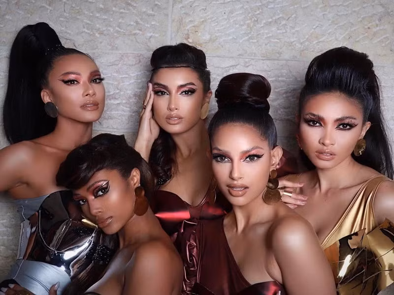 Kim Duyên và Harnaaz cùng chụp ảnh quảng cáo cho cuộc thi. Ảnh: FB Kim Duyên