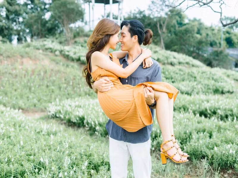 Dù hơn Đình Tú đến 3 tuổi nhưng nhờ ngoại hình trẻ trung, xinh đẹp, Hương Giang không có sự chênh lệch tuổi tác với bạn trai. Ảnh: FB Hương Giang