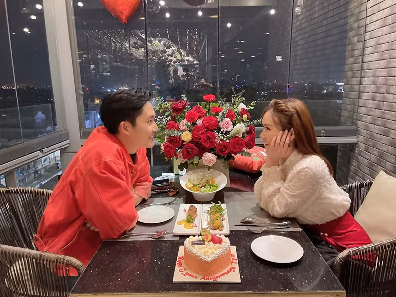 Khi Đình Tú diễn cảnh tình tứ với bạn diễn, Hương Giang không ghen tuông. Ảnh: FB Hương Giang