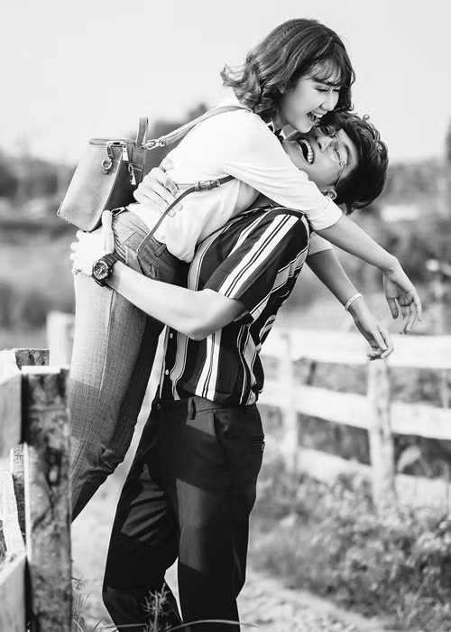 Từng có một số cư dân mạng cà khịa mối tình “chị em” giữa Hương Giang và Đình Tú. Phía nữ diễn viên lập tức đáp trả antifan: “Mình thấy có 1 số bạn ngứa ngáy thích cà khịa bằng cách khen đểu ‘2 chị em đẹp…”, hay vờ cảm thông “khổ thân Tú…” này nọ kia, mình thấy thương các bạn thật sự ấy, chỉ có những người không có được hạnh phúc mới đi ghen tị với hạnh phúc của người khác thôi. Mong các bạn bớt khẩu nghiệp cho đời các bạn vui vẻ hơn nhé”. Ảnh: FB Hương Giang