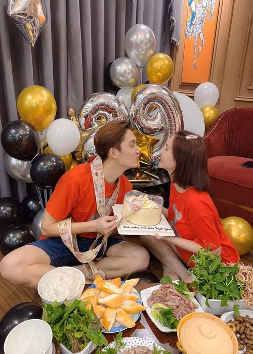 Hương Giang chia sẻ khi người yêu đóng cặp với Phương Oanh: "Đây không phải là lần đầu tiên Tú và Oanh diễn với nhau. Trước đó trong Lặng yên dưới vực sâu Tú với Oanh cũng là một cặp đôi rồi. Tôi chứng kiến cặp này từ đầu đến cuối rồi, cũng bình thường. Tôi thấy vui mà". Ảnh: FB Hương Giang