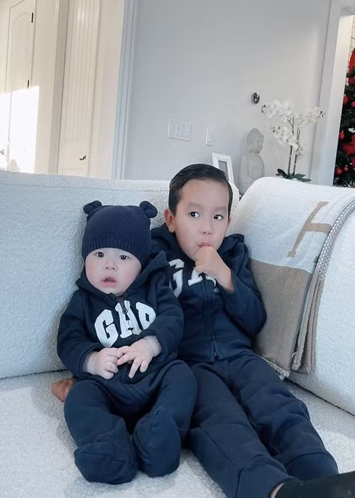 Phạm Hương sinh con trai đầu lòng cuối năm 2018. Tháng 7/2021, cô làm mẹ lần 2. Phạm Hương giữ kín thông tin bầu bí cả hai lần.