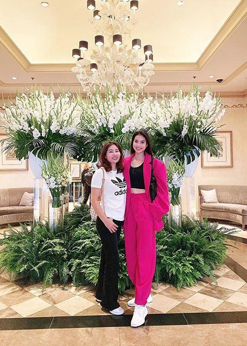 Sau khi bố qua đời, mẹ là điểm tựa tinh thần lớn với Phạm Hương. Nàng hoa hậu từng chia sẻ, điều hạnh phúc nhất đời cô là mẹ luôn hạnh phúc.