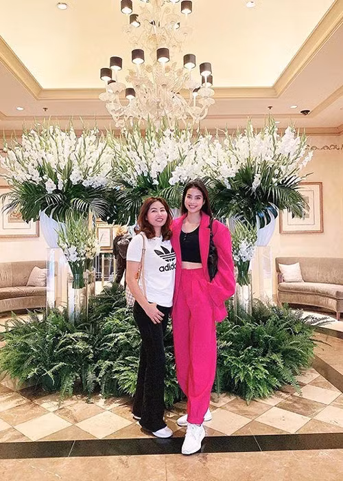 Sau khi bố qua đời, mẹ là điểm tựa tinh thần lớn với Phạm Hương. Nàng hoa hậu từng chia sẻ, điều hạnh phúc nhất đời cô là mẹ luôn hạnh phúc.