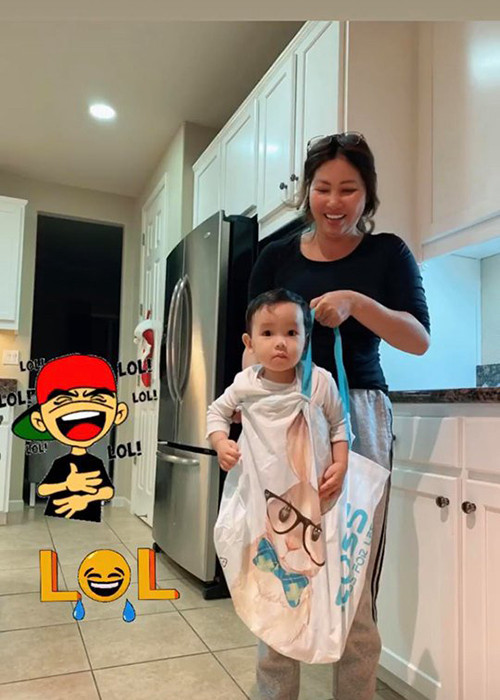 Hoa hậu Hoàn vũ Việt Nam 2015 được mẹ hỗ trợ việc chăm sóc hai con trai.