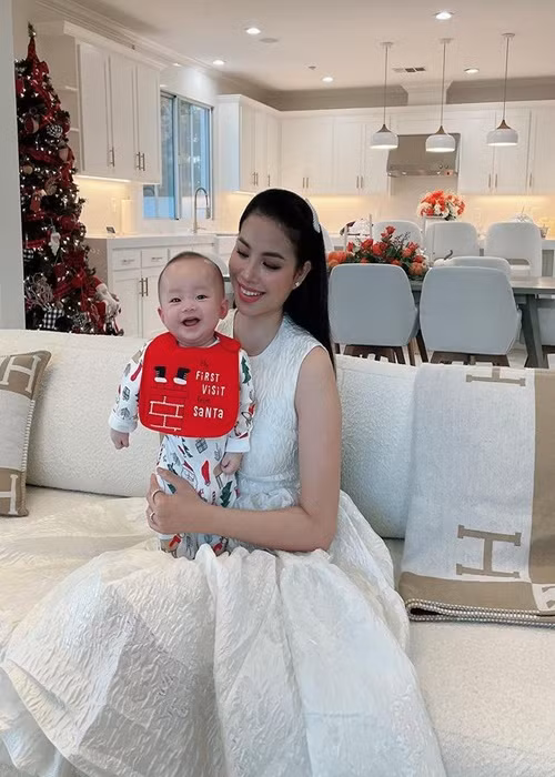 Hai con trai của Phạm Hương đều kháu khỉnh.