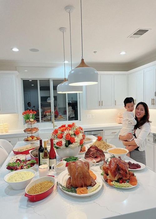 Ở Mỹ, mẹ của Phạm Hương sống sung túc cùng con gái và các cháu.