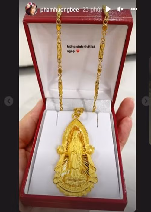 Trên trang cá nhân, Hoa hậu Phạm Hương vừa khoe tặng mẹ đẻ dây chuyền vàng nhân dịp sinh nhật. Nhiều người cho rằng giá trị của món quà này không hề nhỏ.