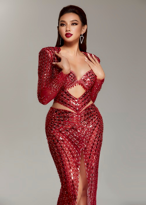 Theo nhà thiết kế, đường cắt hiện đại, khỏe khoắn của chiếc váy giúp đại diện Việt Nam Thùy Tiên khoe trọn vóc dáng. Ảnh: Sen Vàng