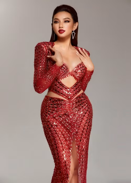 Theo nhà thiết kế, đường cắt hiện đại, khỏe khoắn của chiếc váy giúp đại diện Việt Nam Thùy Tiên khoe trọn vóc dáng. Ảnh: Sen Vàng