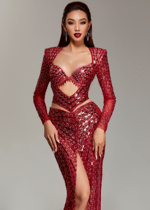 Nguyễn Minh Tuấn cho biết, quá trình đính kết kim sa, đá, pha lê kết hợp giữa hai màu đỏ và bạc mất nhiều thời gian bởi quá trình này hoàn toàn được thực hiện thủ công. Ảnh: Sen Vàng