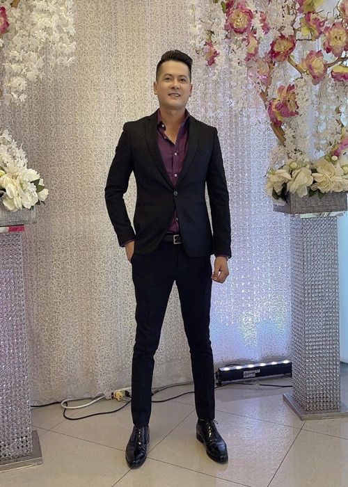 Hoàng Anh viết ẩn ý: “Tình cảm xuất phát từ con tim, không phải là món đồ vật để người ta tranh giành giật. Những ai đang yêu nhau say đắm, tình yêu của họ luôn lấp đầy khoảng trống, không bao giờ có khe hở của bàn chân khác. Khi người bên cạnh không còn tình cảm với mình nữa. Đầu tiên hỏi bản thân, tôi đã làm gì khiến họ hết yêu?”. Ảnh: FB Hoàng Anh