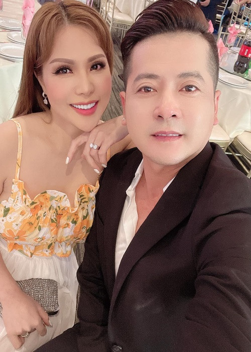 Trước khi bị chồng tố có mối quan hệ tình ái với Hoàng Anh, Thắm Bebe bị vợ cũ Hoàng Anh ám chỉ là người thứ ba năm 2020. Vào thời điểm đó, cả Hoàng Anh - Thắm Bebe khẳng định chỉ là bạn bè và giúp đỡ nhau trong công việc. Ảnh: FB Hoàng Anh