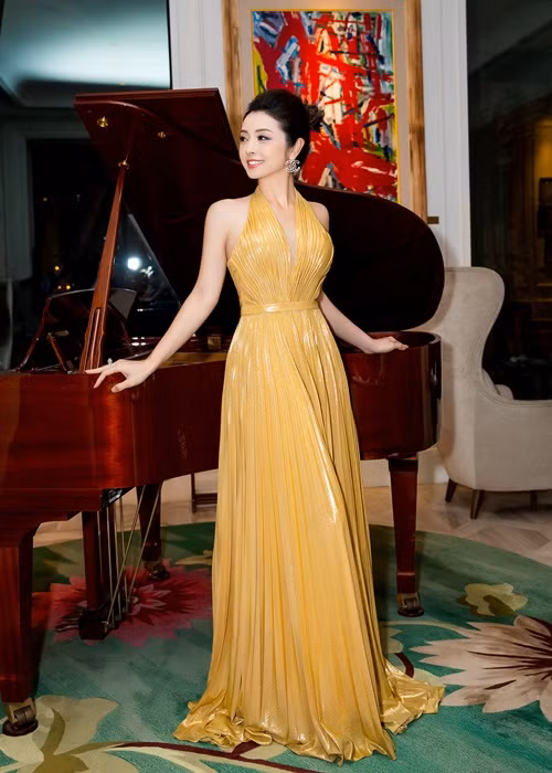 Chia sẻ về dự án phim ảnh mới, bà mẹ 4 con cho biết: "Tôi đến với phim ảnh bằng sự đam mê chứ không được đào tạo bài bản qua trường lớp. Tôi cũng rất sợ mình không đạt được yêu cầu cho vai diễn. Tôi biết, làm tròn vai đã khó, tạo ấn tượng thuyết phục khán giả càng khó hơn. Nhưng chính đạo diễn đã truyền thêm lửa và thuyết phục tôi tham gia dự án này. Hy vọng, những cố gắng của tôi sẽ không làm phụ lòng khán giả và sự tin tưởng của đoàn phim".