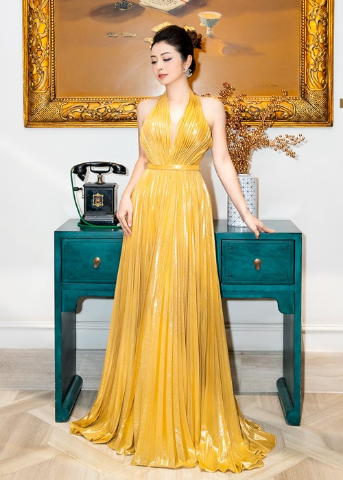 Các dự án phim trước đây của Jennifer Phạm có "Tiếng dương cầm trên biển", "Xin thề anh nói thật".