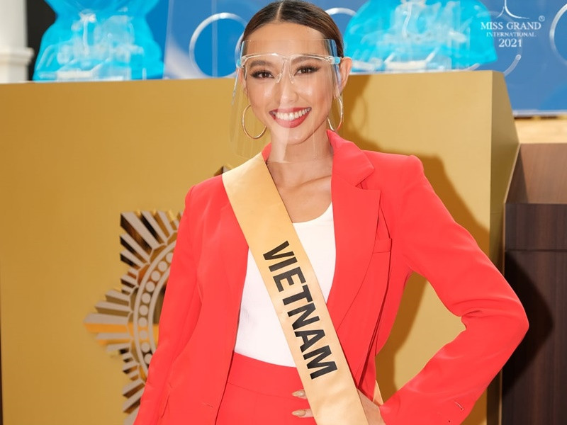 Thùy Tiên là một trong 12 người đẹp quay bánh xe xổ số tại Văn phòng xổ số chính phủ Thái Lan. Ảnh: Miss Grand International