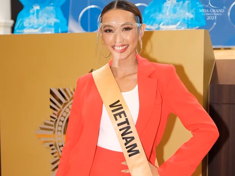 Thùy Tiên là một trong 12 người đẹp quay bánh xe xổ số tại Văn phòng xổ số chính phủ Thái Lan. Ảnh: Miss Grand International