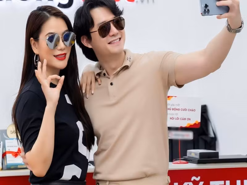 Trong một livestream, Trương Ngọc Ánh cho biết, cô không đặt nặng vật chất trong chuyện tình cảm. “Tôi cần người đàn ông dám đứng ra gánh vác, dám đứng ra chia sẻ với mình. Tôi không cần người đàn ông nhiều tiền. Từ đó đến giờ, tôi chưa từng yêu người đàn ông nào nhiều tiền”, cô cho hay. Đến nay, mối quan hệ giữa Trương Ngọc Ánh và Anh Dũng gần như không gây ồn ào. Ảnh: FB Anh Dũng