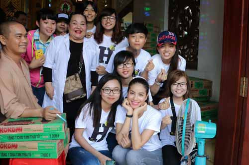 NSND Ngoc Giau cung Pham Huong khoac blouse trang lam tu thien-Hinh-2