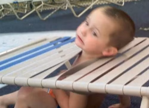 Hành động nghịch ngợm quá đà khiến bé không thể tự chui ra.