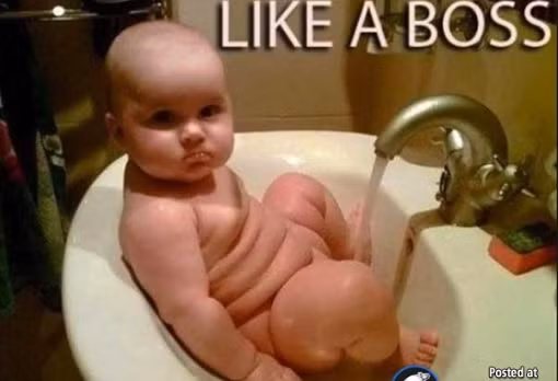 Con thích tắm ở đây mẹ ơi!