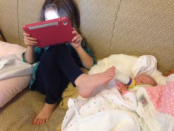 Đây là giải pháp thông minh để chị vừa trông em, vừa xem được ipad.