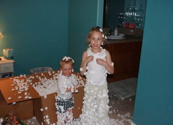 Hai chị em mình có thể trở thành nhà thiết kế thời trang trong tương lai đấy.