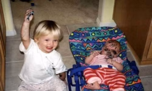 Mẹ ơi, xem con vẽ trên mặt em bé thế này có đẹp không?