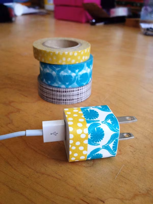 Phích cắm đẹp mắt hơn với trang trí từ băng dính nhiều màu.