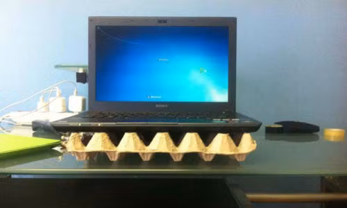 Khay trứng bỏ đi làm kê tản nhiệt cho máy tính là một ý tưởng độc đáo cho dân công nghệ.