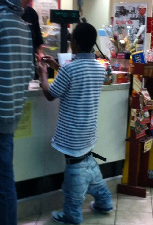 Anh chàng này vô tình gây ra một thảm họa thời trang trên phố mà không hề hay biết.