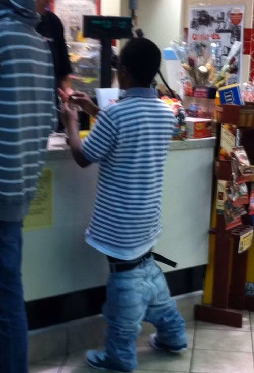 Anh chàng này vô tình gây ra một thảm họa thời trang trên phố mà không hề hay biết.