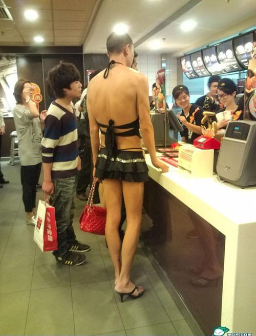 Thi thoảng các chàng cũng thích thời trang của phụ nữ.