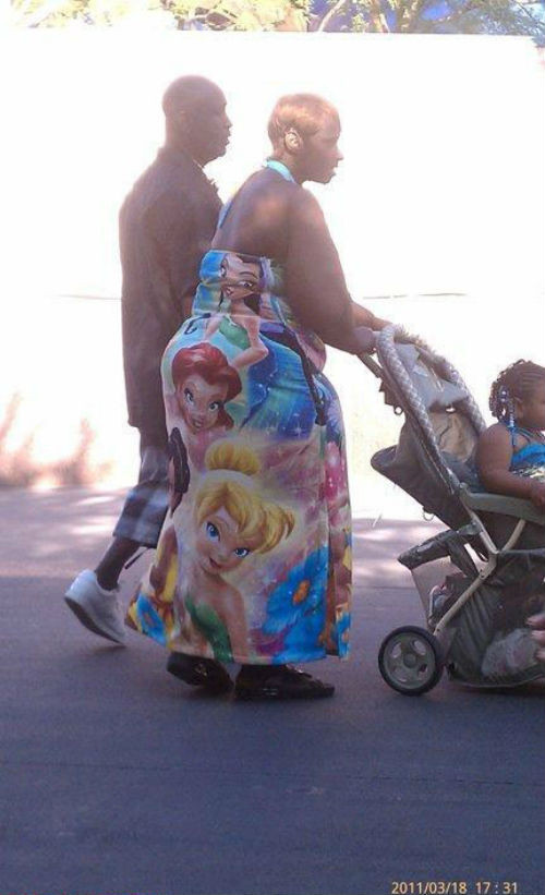 Chiếc váy với họa tiết này mới thời thượng.