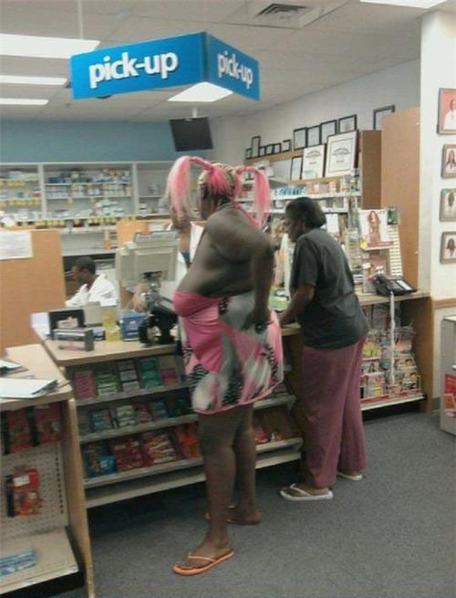 Đi siêu thị cũng phải nổi bật.