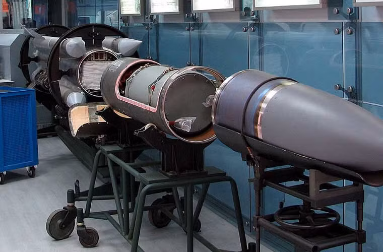 Trong ảnh là các phần tách rời của quả đạn Kh-31A với radar (đầu mũi), thuốc nổ (tiếp sau mũi) và động cơ đẩy.