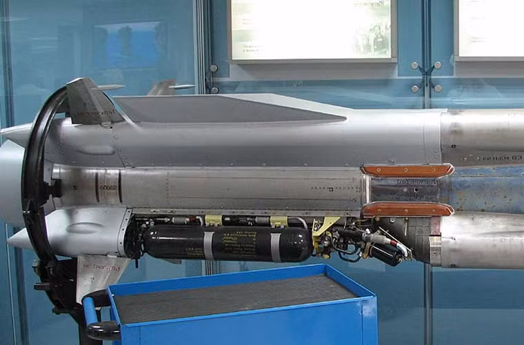 Cận cảnh phần đuôi chứa động cơ – “thành phần quan trọng nhất tạo nên sức mạnh của Kh-31A”. Trên phần này có 4 cánh lái đuôi lớn, 4 cửa hút không khí sử dụng cho động cơ ramjet (phản lực tĩnh siêu âm).