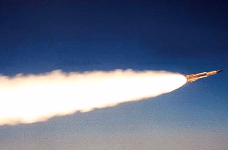 Khi động cơ ramjet được khởi động, tên lửa đạt tới tốc độ gấp 4,5 lần vận tốc âm thanh ở độ cao lớn (khoảng 4.950km/h) hoặc 2.970km/h ở độ cao thấp, tầm bắn đạt 25-50km. Có thể nói, Kh-31A là tên lửa hành trình chống tàu phóng từ trên không đạt tốc độ nhanh nhất thế giới hiện nay.