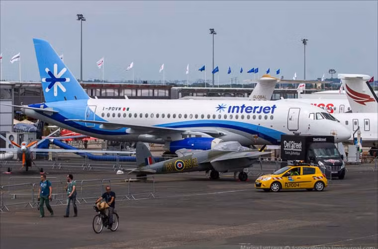 Dù là triển lãm hàng không ở thế giới hiện đại, tuy nhiên một vài mẫu máy bay cổ vẫn được đưa tới trưng bày. Trong ảnh là chiến đấu cơ động cơ cánh quạt của Không quân Hoàng gia Anh.