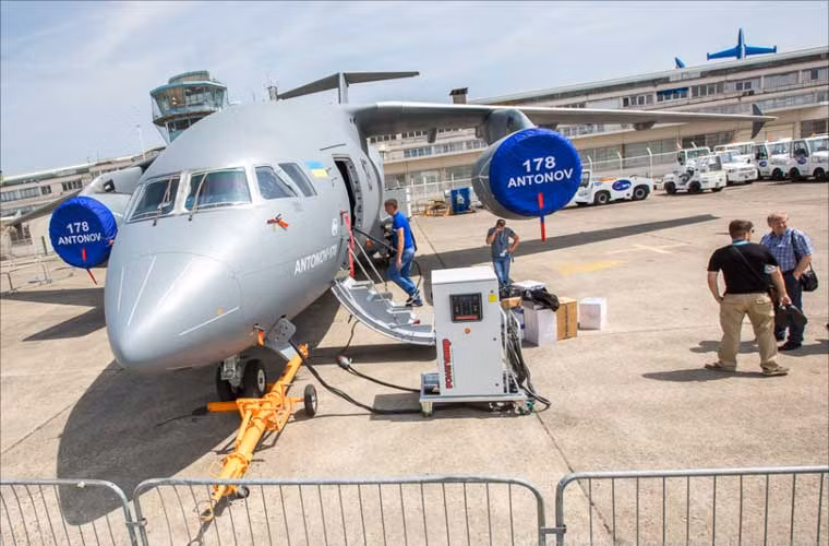 Máy bay vận tải Antonov An-178 do Ukraine sản xuất lần đầu tiên tham dự triển lãm hàng không Paris.