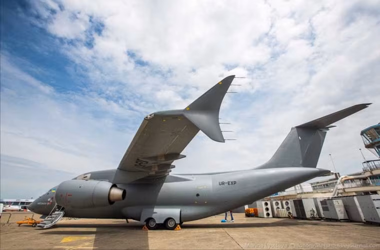 Máy bay vận tải hạng trung tầm ngắn An-178 có chi phí 40-70 triệu USD, chở được tối đa 18 tấn với tốc độ hành trình 800km/h, tầm bay 1.000-4.000km tùy tải trọng.