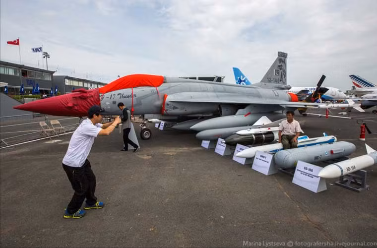 Các vị khách thăm quan đang “tự sướng” bên dàn bom đạn của tiêm kích JF-17 – chiến đấu cơ giá rẻ nhất thế giới cho Trung Quốc-Pakistan hợp tác sản xuất. Hai quốc gia này liên tục đưa JF-17 tới tham dự hàng loạt sự kiện triển lãm trong vài năm gần đây nhằm tìm đường xuất khẩu.