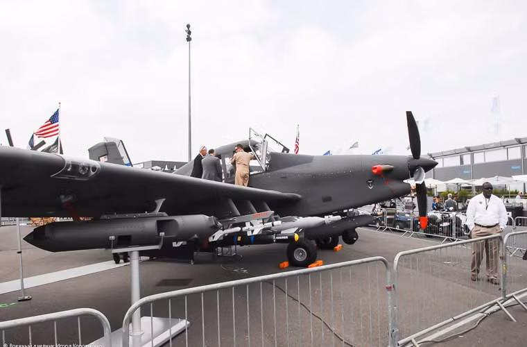 Máy bay cường kích hạng nhẹ S2R-660 do IOMAX (Mỹ) sản xuất trên cơ sở máy bay “rải phân bón” AT-802.