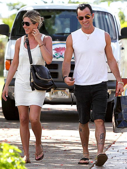 Đồng bộ váy, áo trắng, cặp kính và đôi dép kẹp giống nhau, cả hai thoải mái dạo phố.