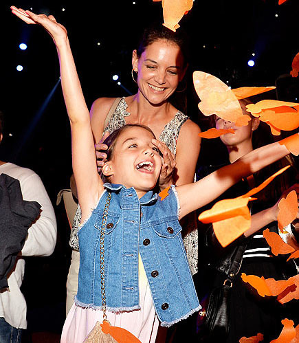 Cô bé Suri, con gái của Katie Holmes và Tom Cruise càng lớn càng giống mẹ từ hình thức cho tới những sở thích.